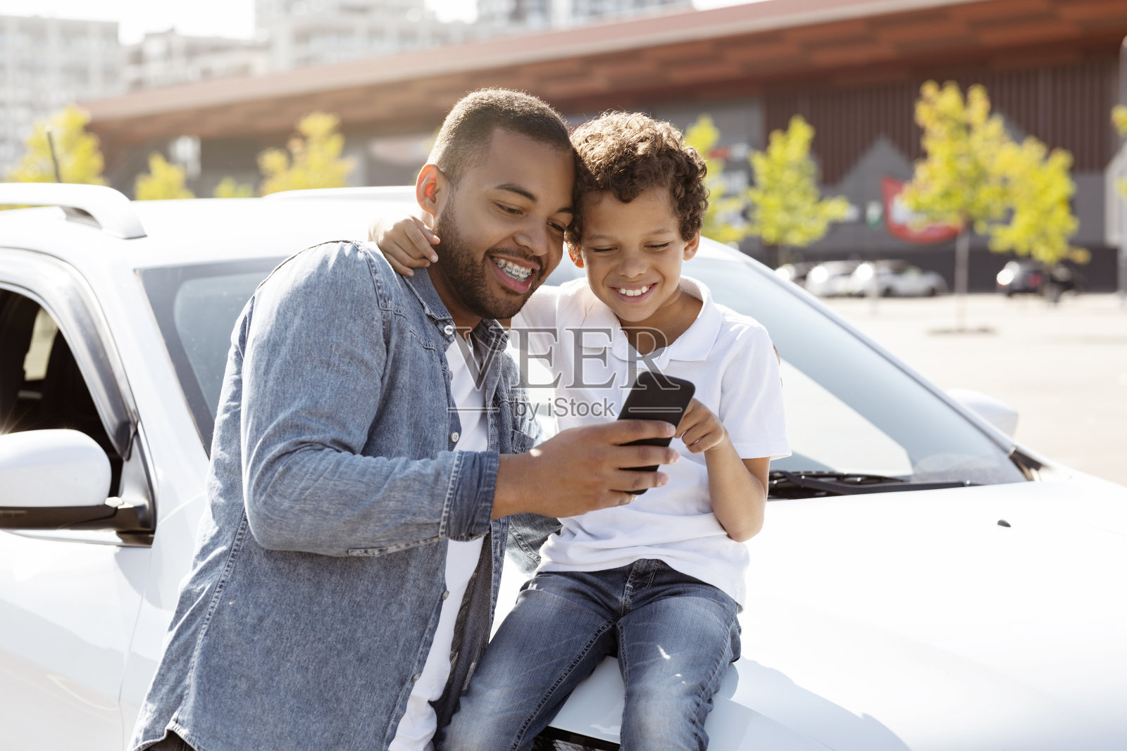 令人兴奋的非裔美国父亲儿子开车兜风，选择目的地照片摄影图片