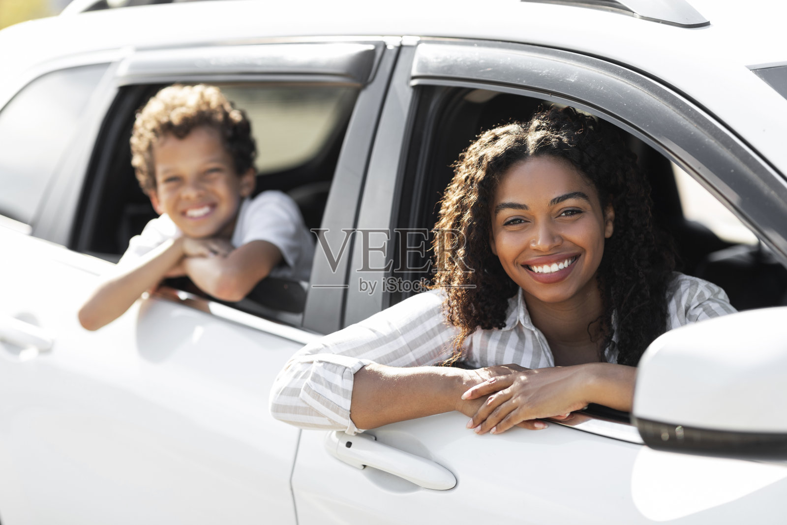 快乐的黑开朗的千禧一代一家人开车去度假照片摄影图片