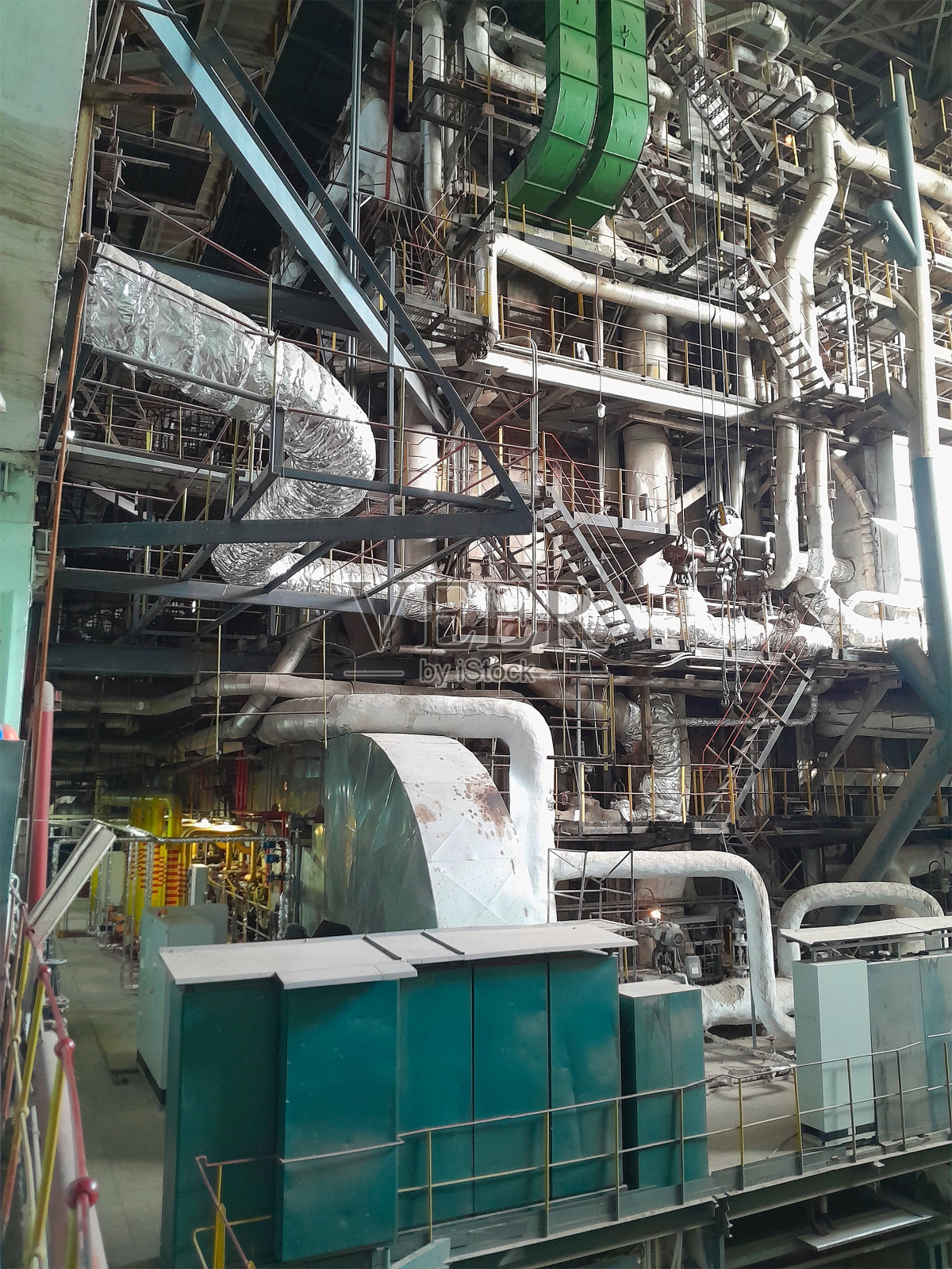 现代工业发电厂内部的设备、管道和电机照片摄影图片