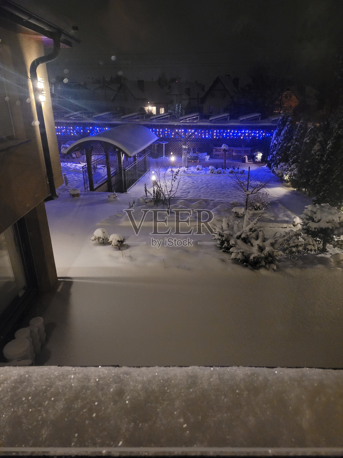 圣诞节前装饰花园。照片摄影图片