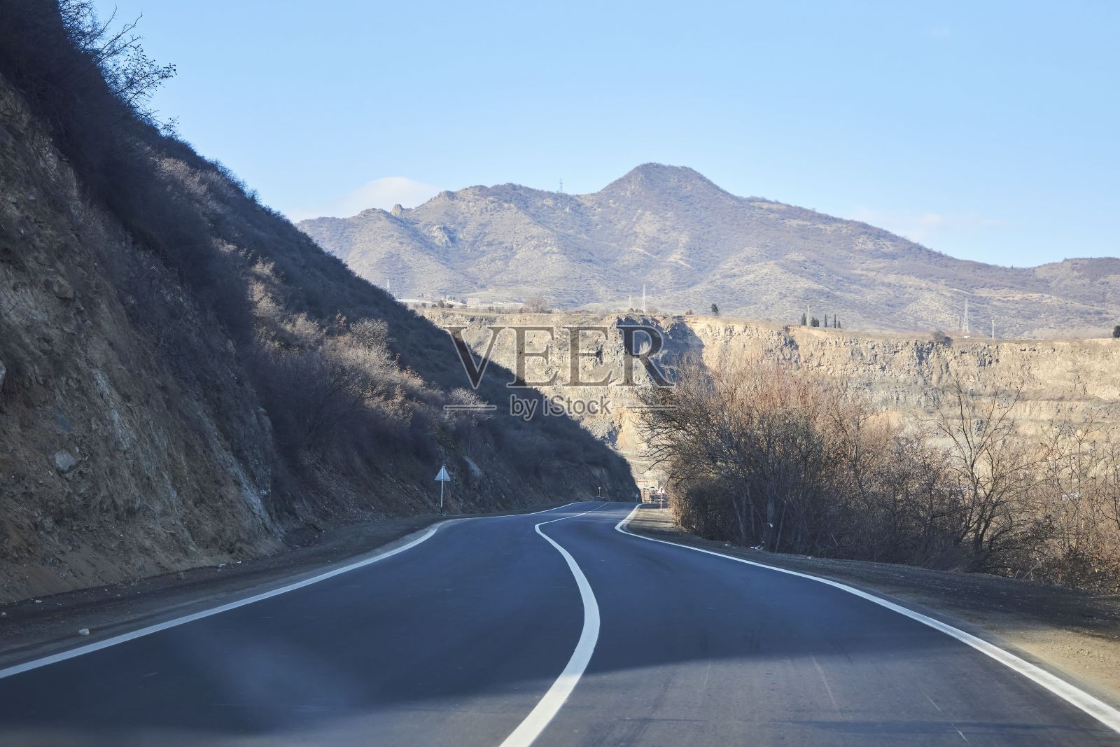 亚美尼亚的道路。在高速公路上旅行照片摄影图片