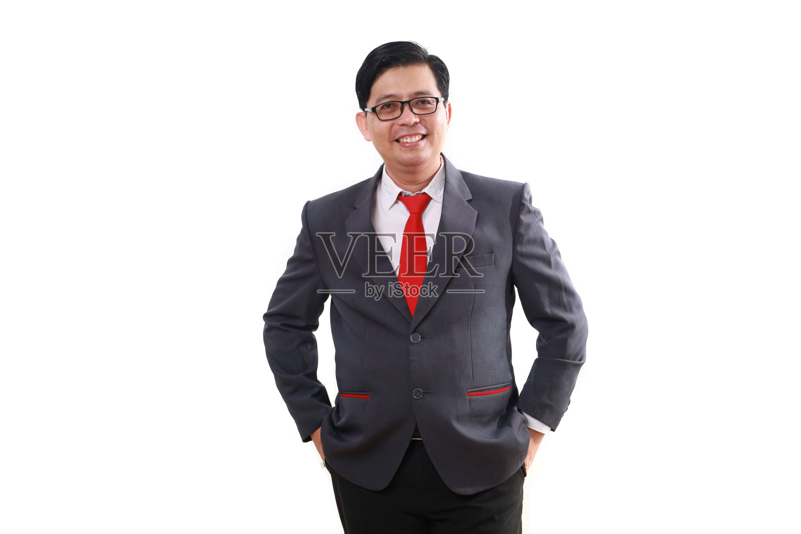 开心的亚洲商人站在那里看着镜头。孤立于白色照片摄影图片