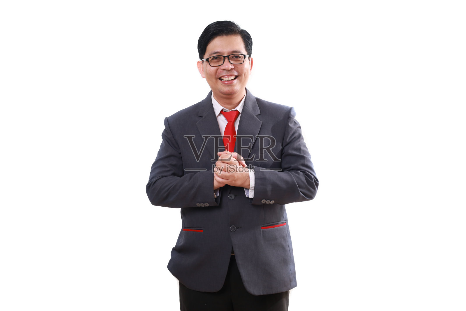 开心的亚洲商人站在那里看着镜头。孤立于白色照片摄影图片