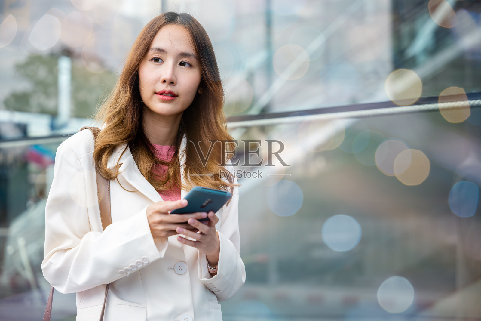 肖像成功的商业女性微笑着拿着智能手机在早上使用应用程序在线聊天照片摄影图片