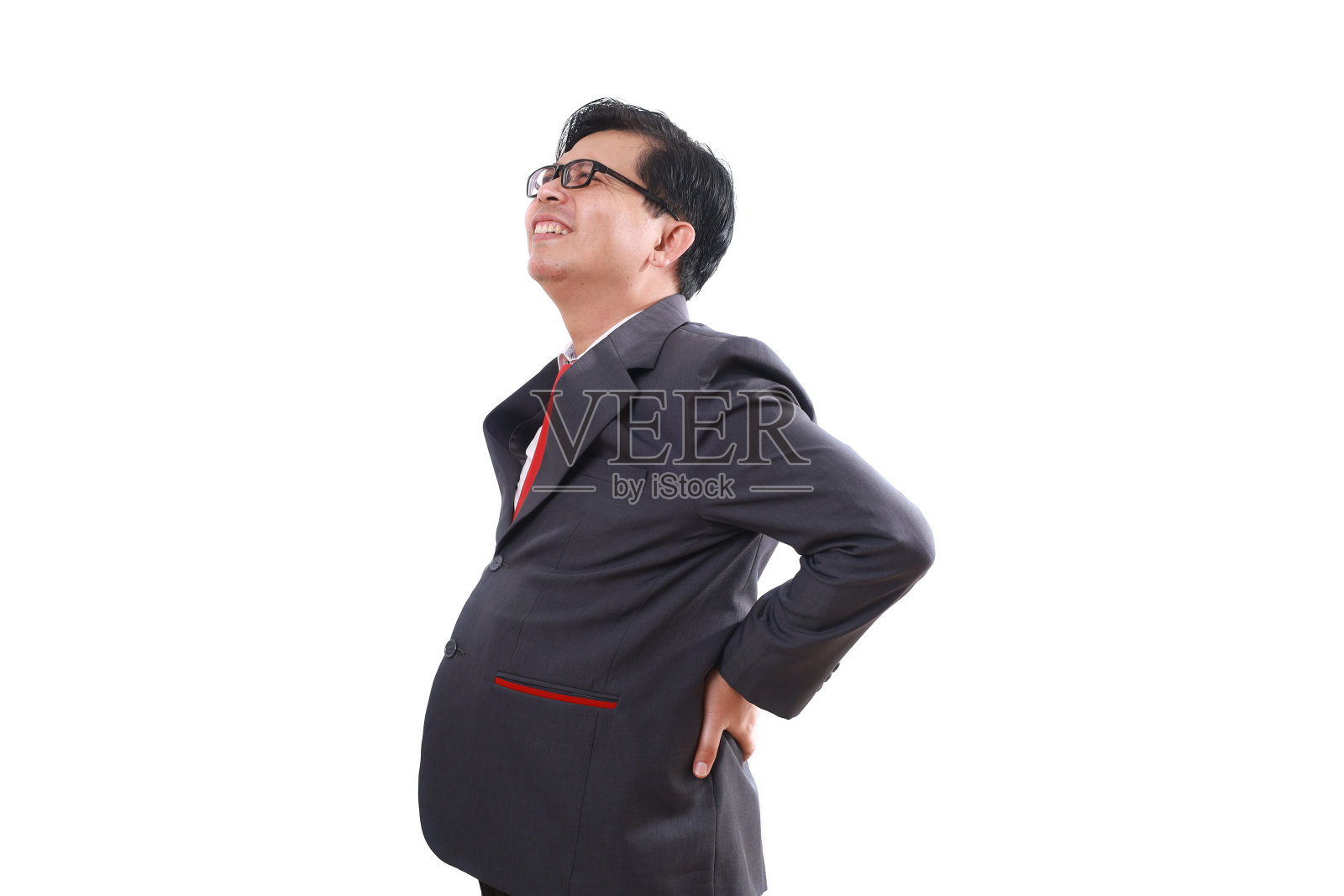 疲惫的亚洲商人遭受背部疼痛。孤立于白色照片摄影图片