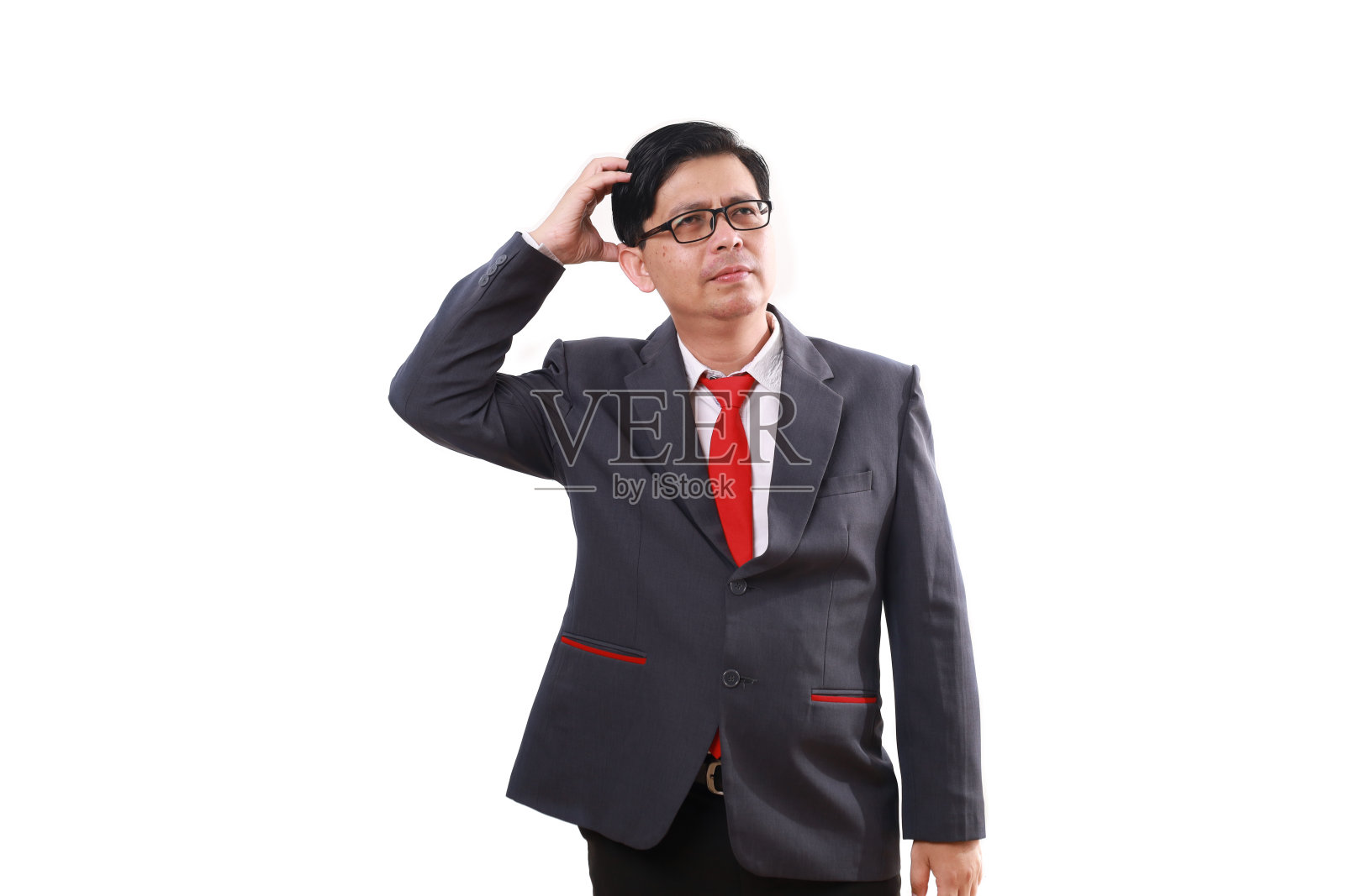 困惑周到的亚洲商人站在一边思考一个想法。孤立于白色照片摄影图片