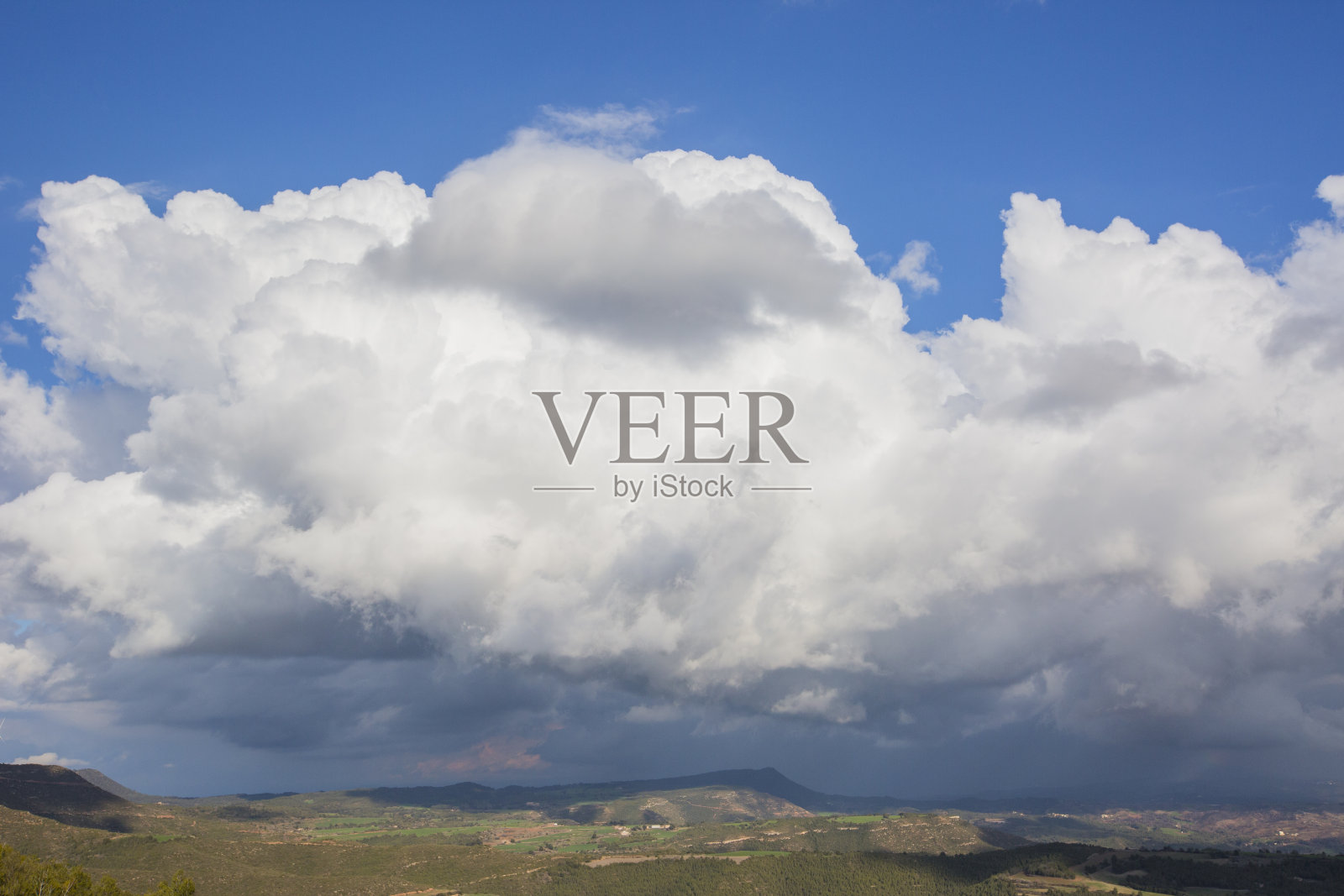 西班牙巴塞罗那安尼亚的风力涡轮机和风暴照片摄影图片