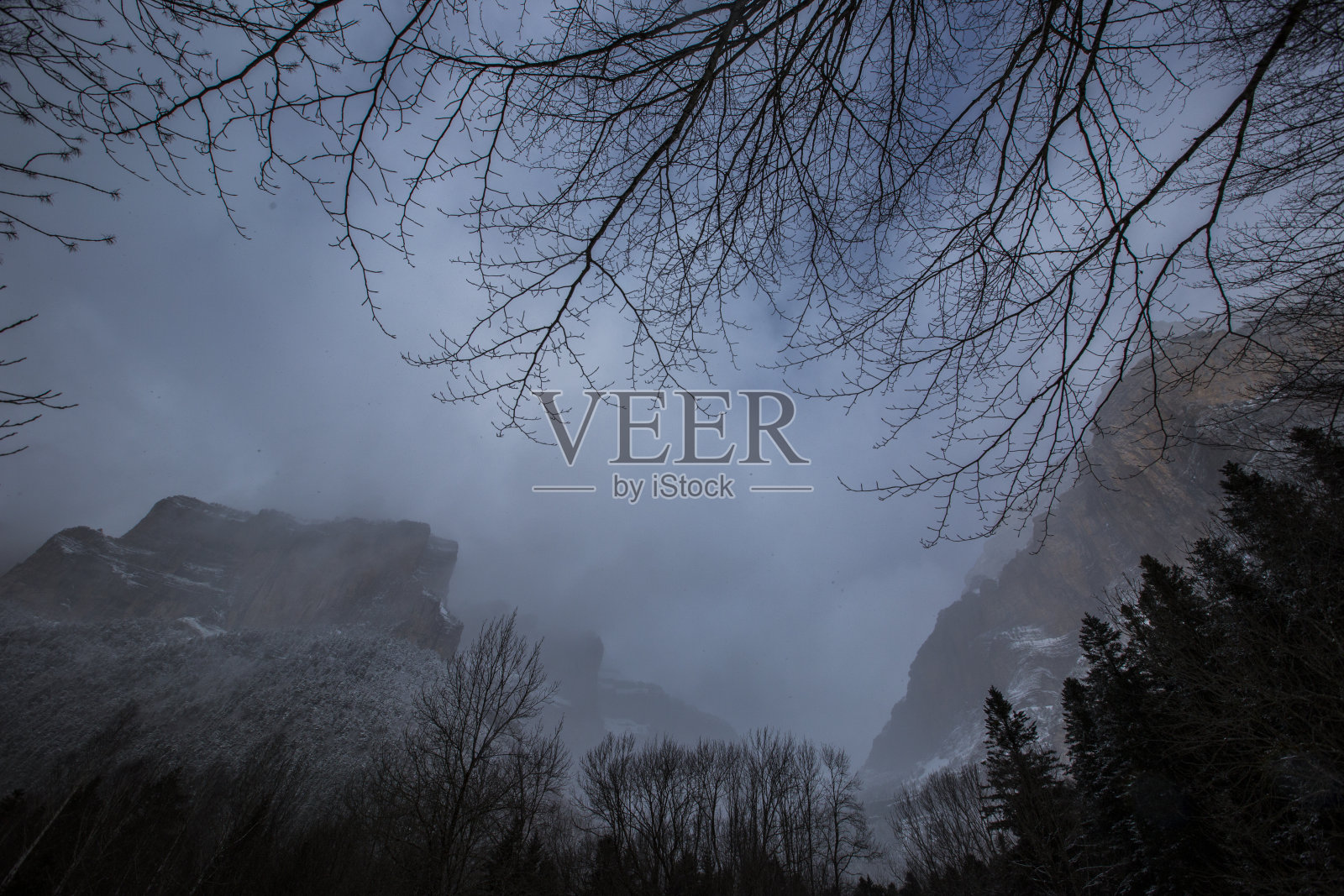 冬季在西班牙比利牛斯山的奥尔德萨和蒙特佩尔迪多国家公园照片摄影图片