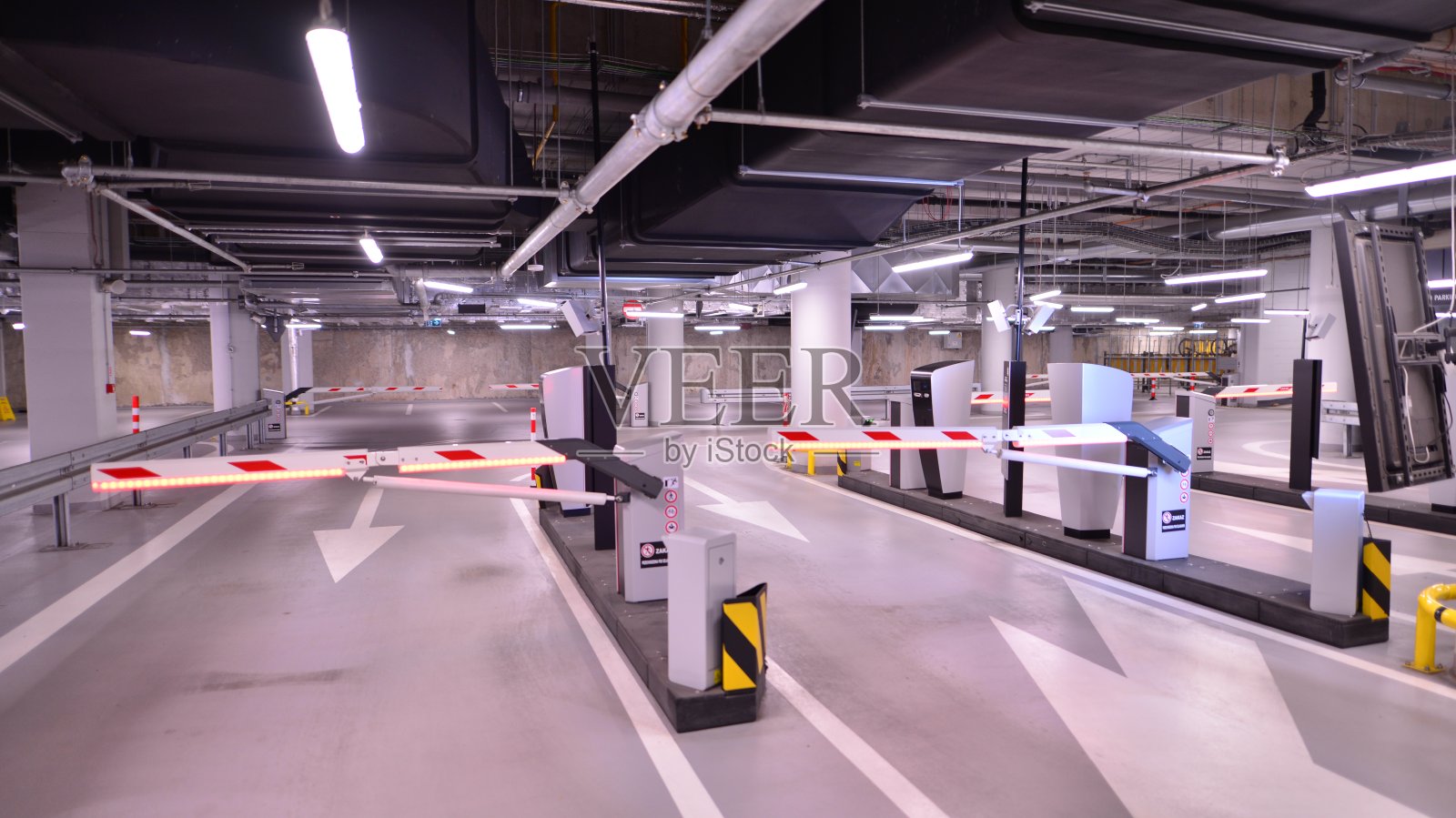 购物中心地下停车场。照片摄影图片