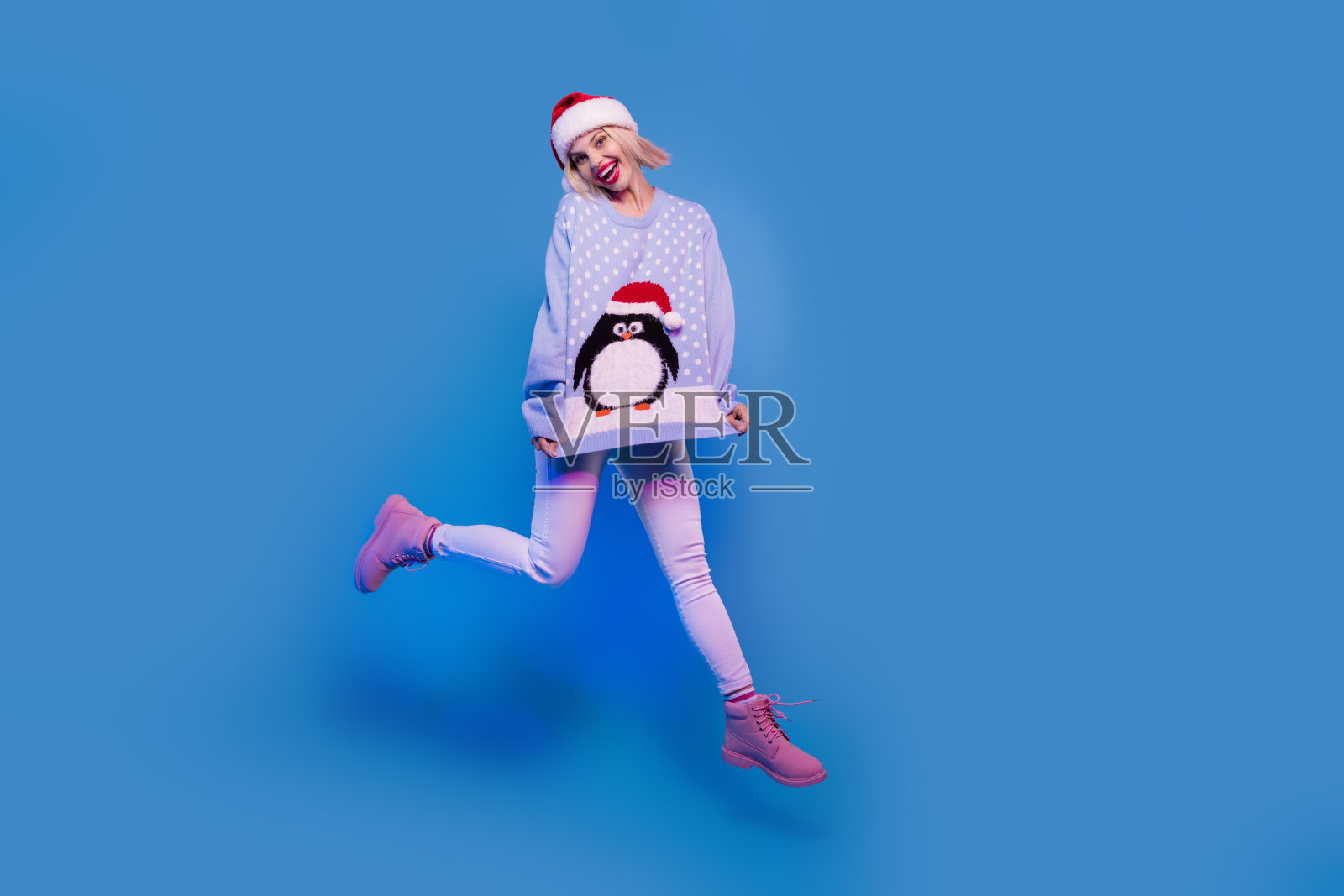 照片的快乐时髦积极的女孩穿着时尚丑陋的衣服飞空气跑匆忙商店中心孤立的蓝色霓虹灯背景照片摄影图片