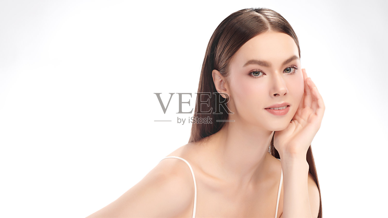 美丽的年轻女性，干净清新的皮肤在白色的背景，面部护理，面部护理，美容，美容和水疗，女性肖像。照片摄影图片