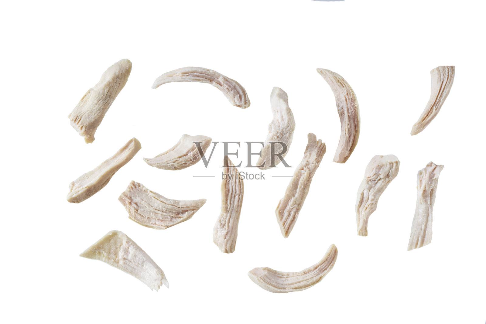 煮熟的鸡丝被隔离在白色背景上。照片摄影图片