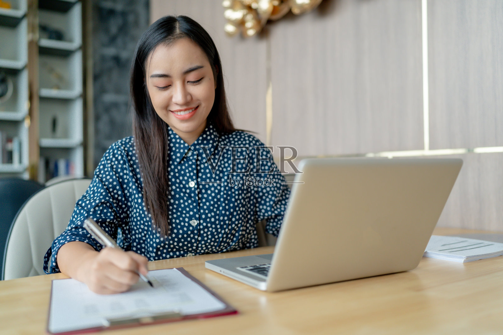 BeautifulÂ使用手提电脑工作的女商人双手在键盘上打字。专业投资人负责新启动项目。办公室业务规划。科技经营理念照片摄影图片