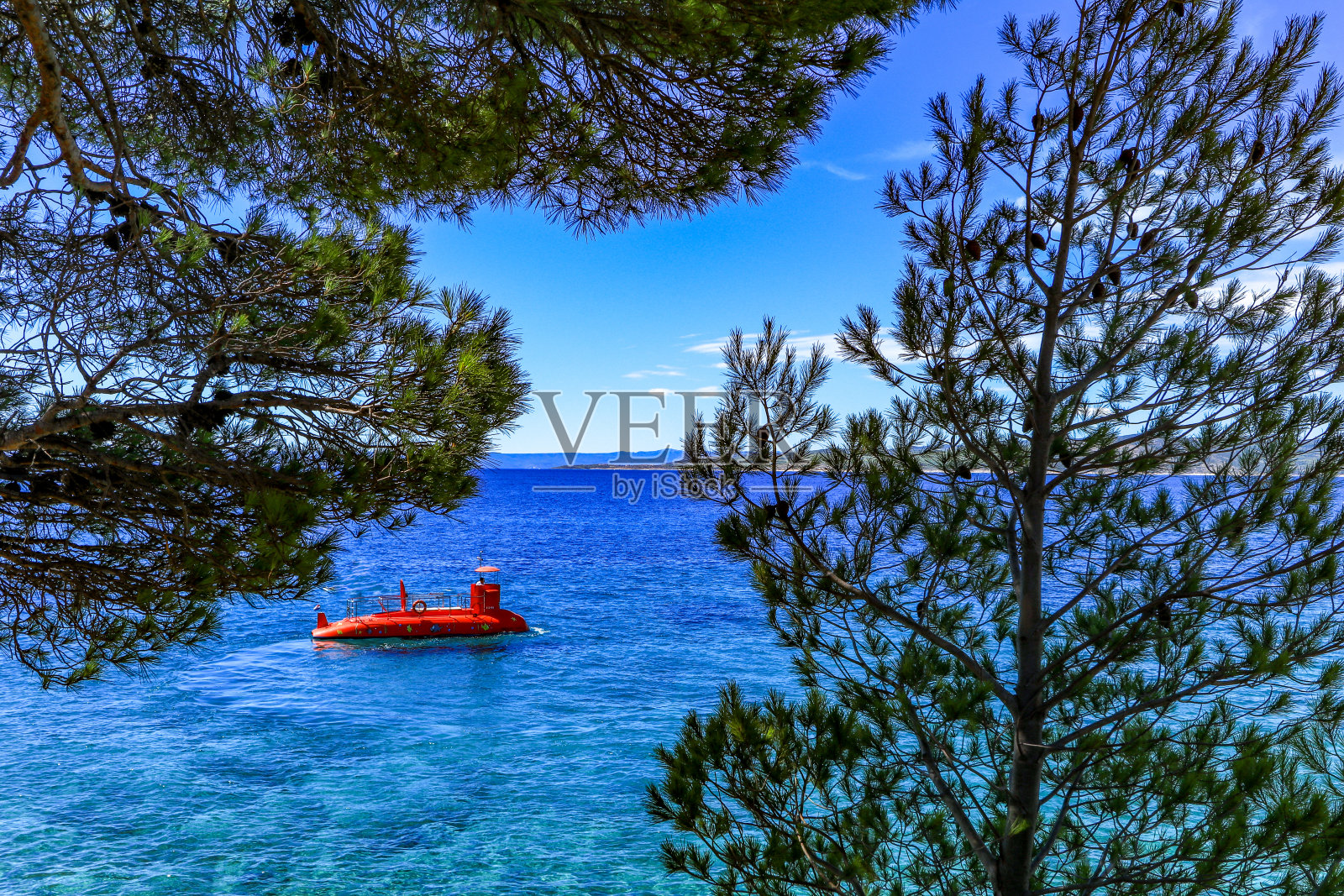 亚得里亚海背景下的红色潜艇照片摄影图片