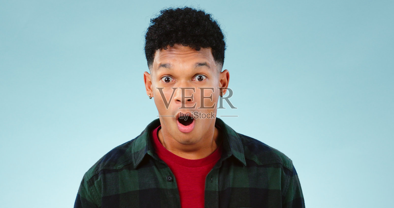 哇，工作室里的男人和肖像带着震惊的脸宣布，折扣或关于模拟空间的好消息。人物，惊喜或秘密，八卦或惊喜的表情符号，蓝色背景的大眼睛照片摄影图片