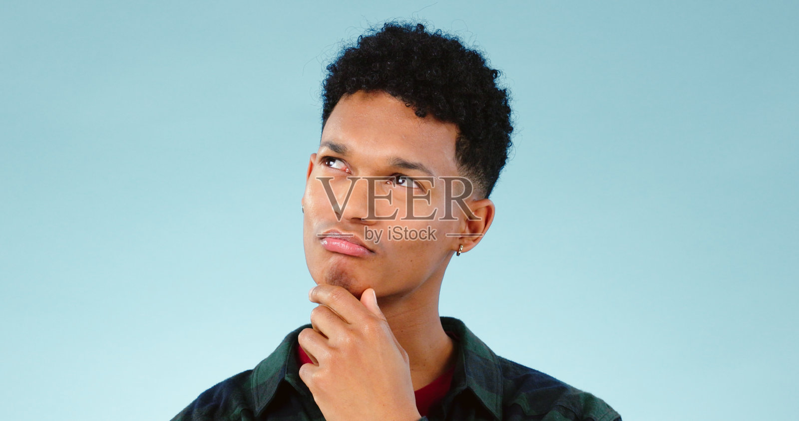 思考中，困惑和疑惑的男人选择在工作室里孤立的一个蓝色背景的模型空间。解决方案，想法和有问题的人，思考或解决问题，计划决定或记忆照片摄影图片