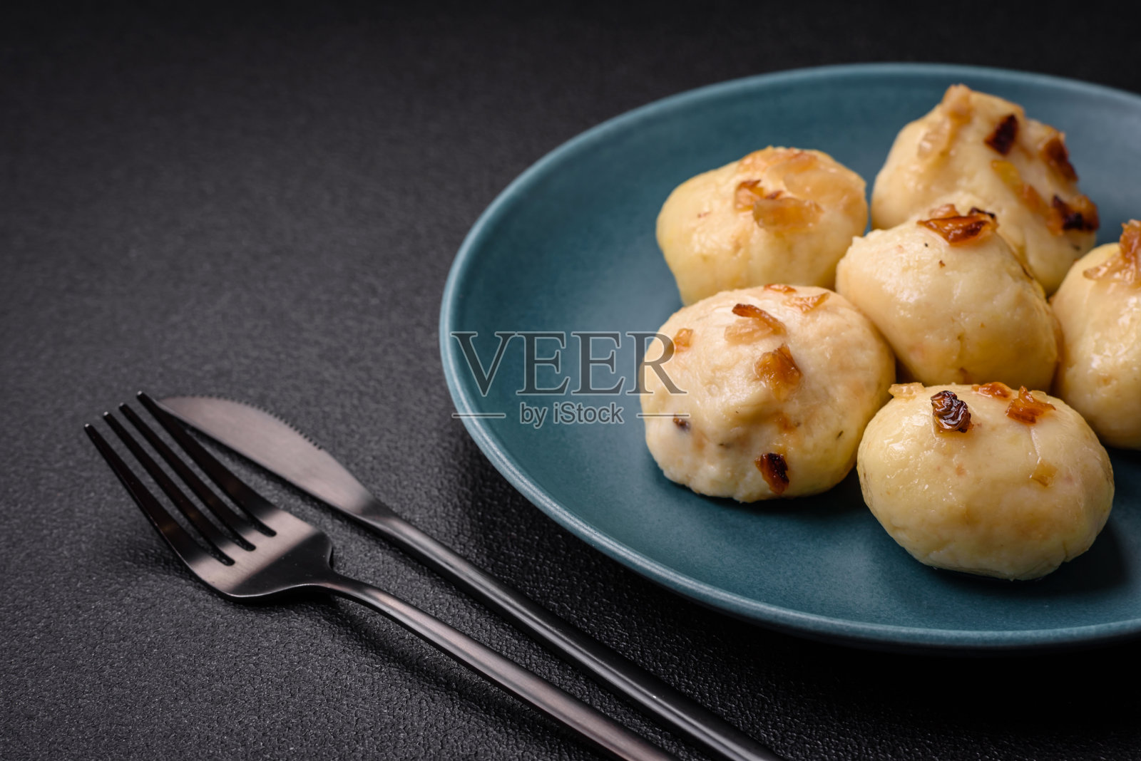 美味的新鲜煮熟的自制饺子与奶酪，土豆和盐照片摄影图片