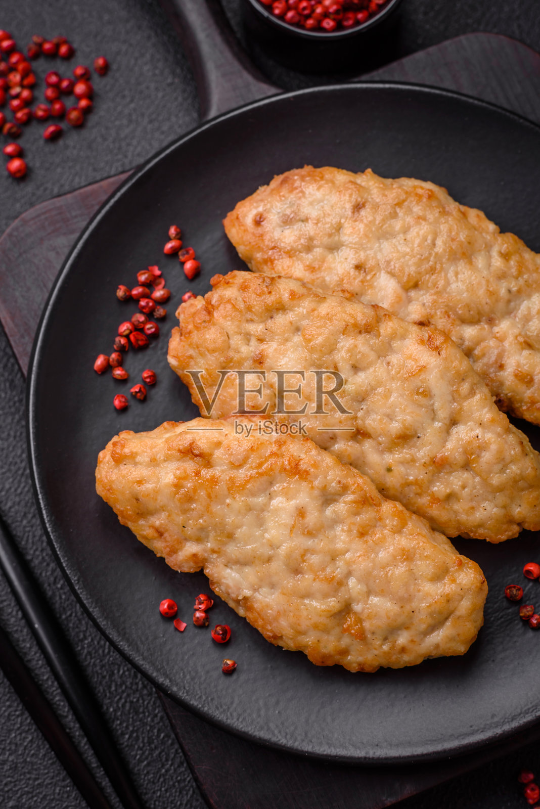 美味的新鲜油炸碎鱼或鸡肉，配以香料和香草照片摄影图片