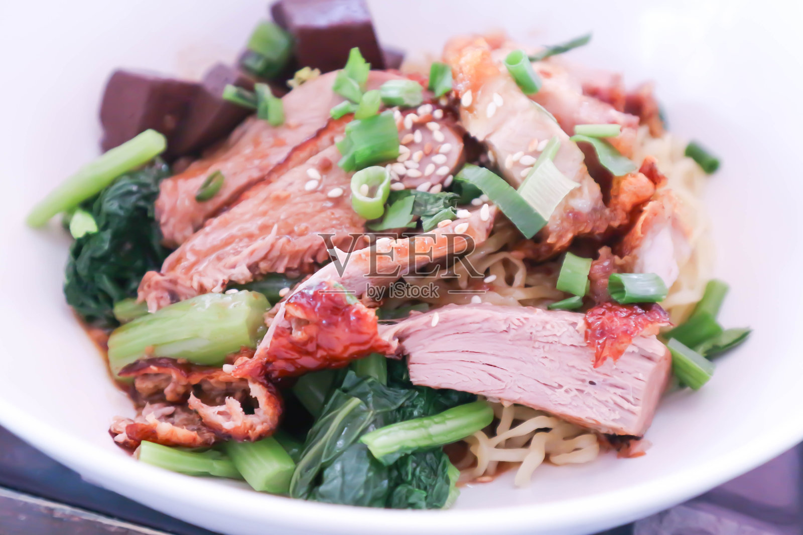 面条或中国面条或猪肉鸭面或无汤面条照片摄影图片