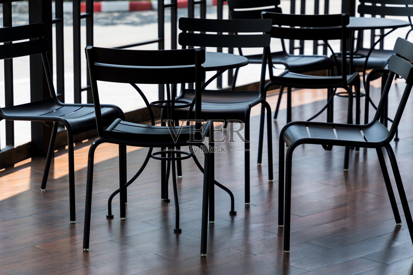 咖啡厅的木地板上的木椅和桌子照片摄影图片