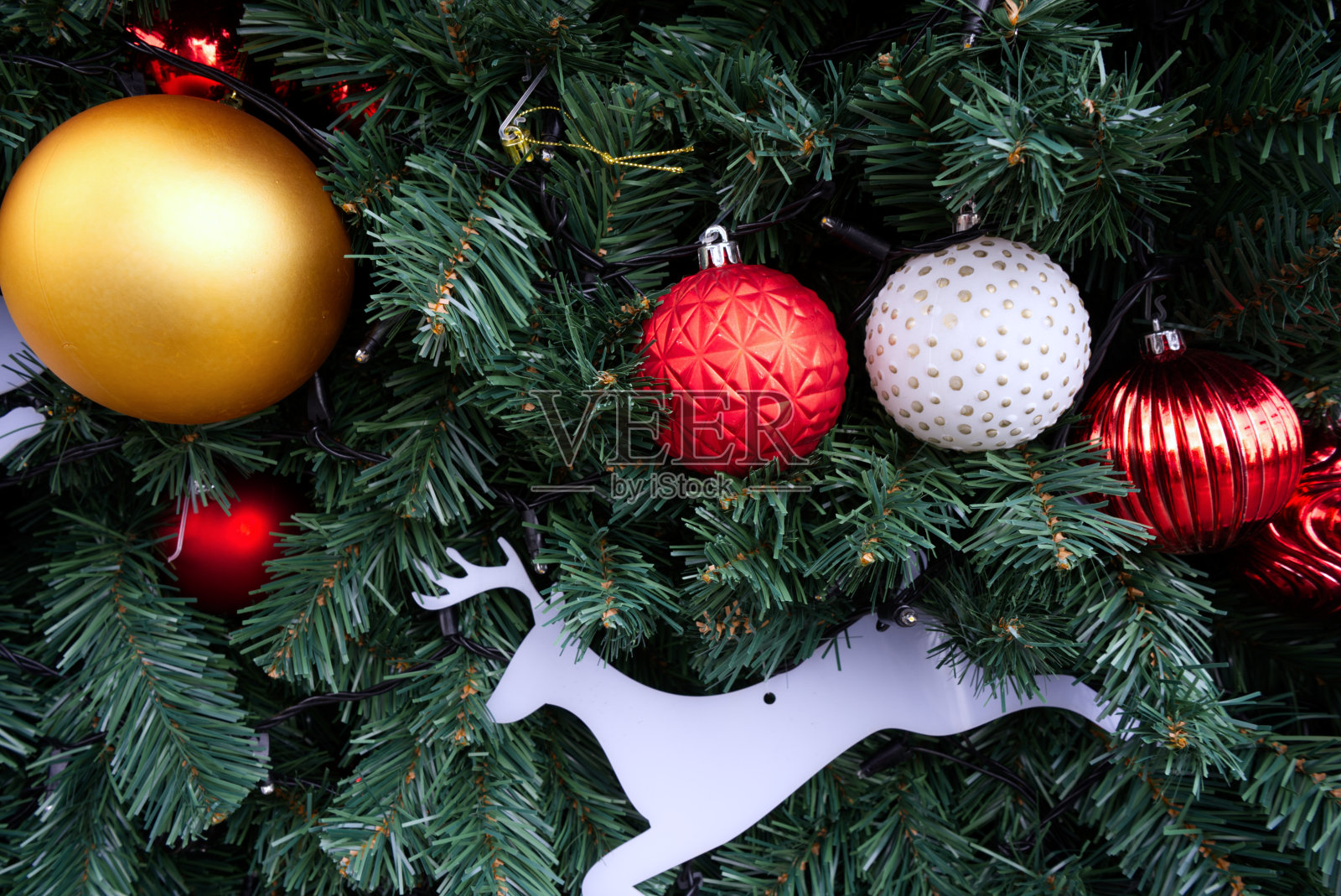 节日装饰的户外圣诞树特写，亮红色和金色的球照片摄影图片