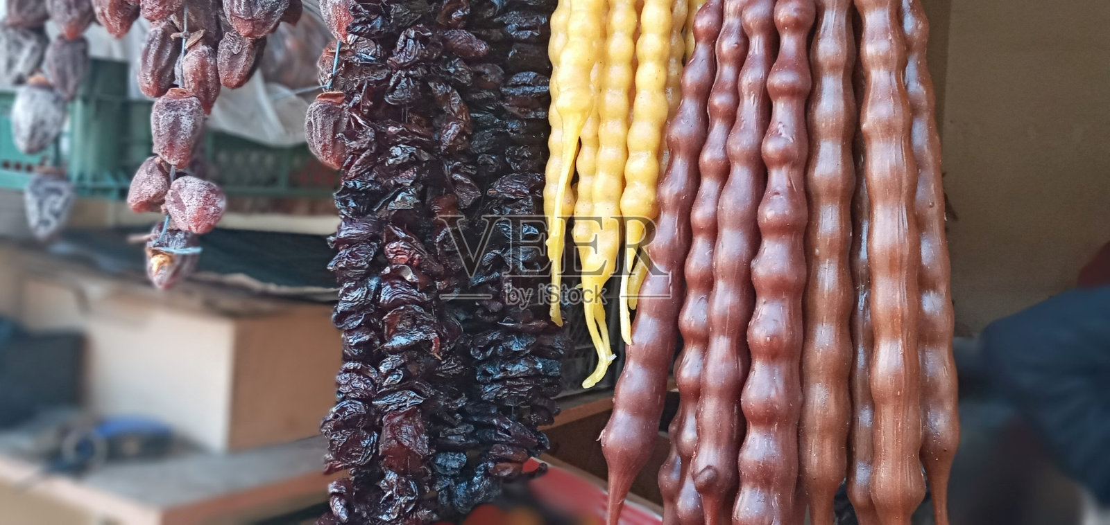 柜台上挂着礼盒和干果照片摄影图片