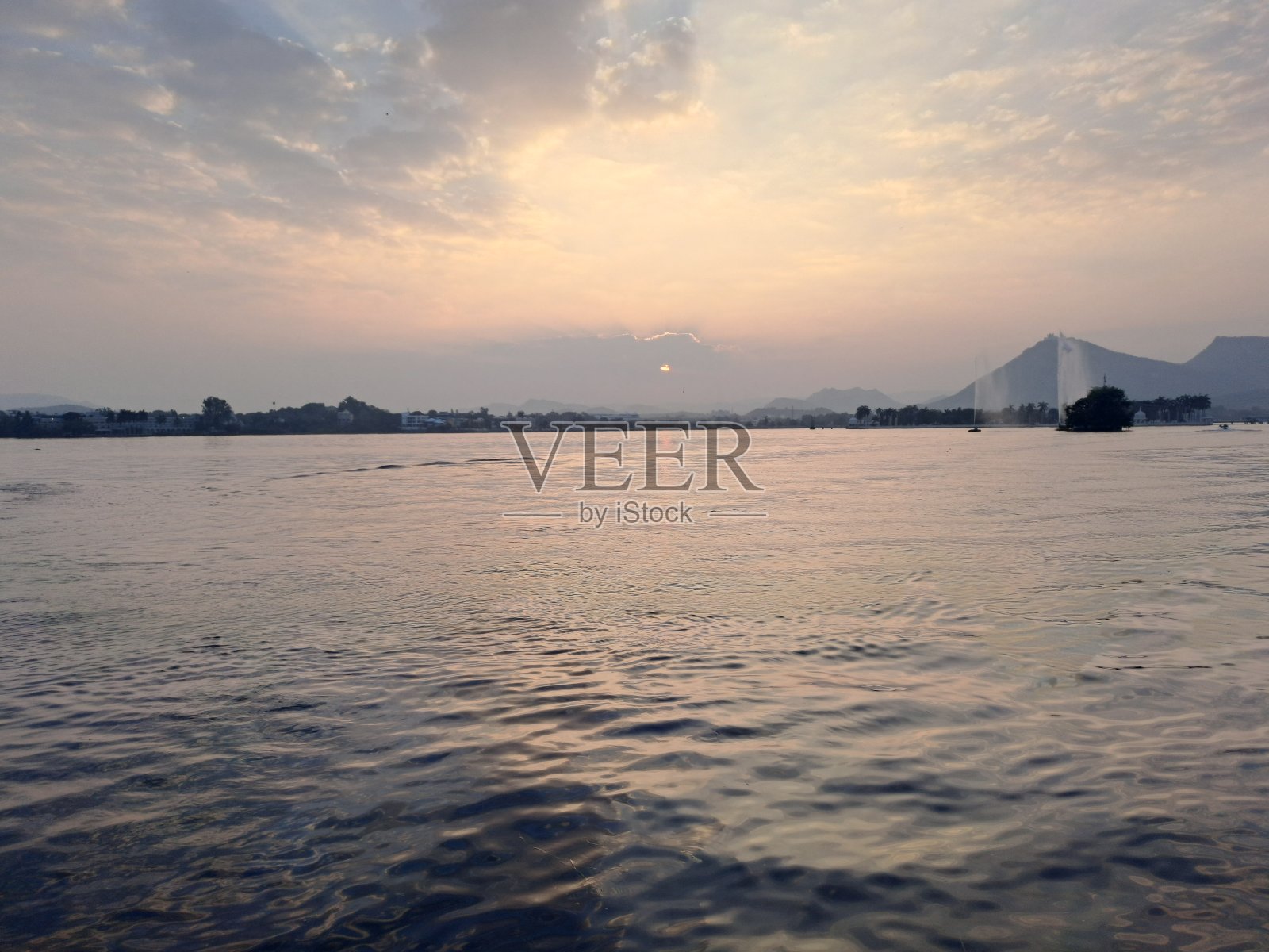 拉贾斯坦邦乌代普尔，Fateh Sagar湖上的日落照片摄影图片