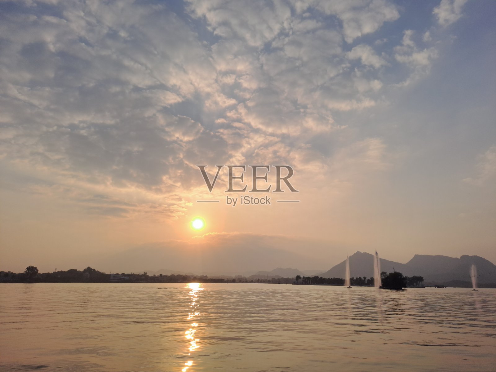 Fateh Sagar湖上的日落照片摄影图片