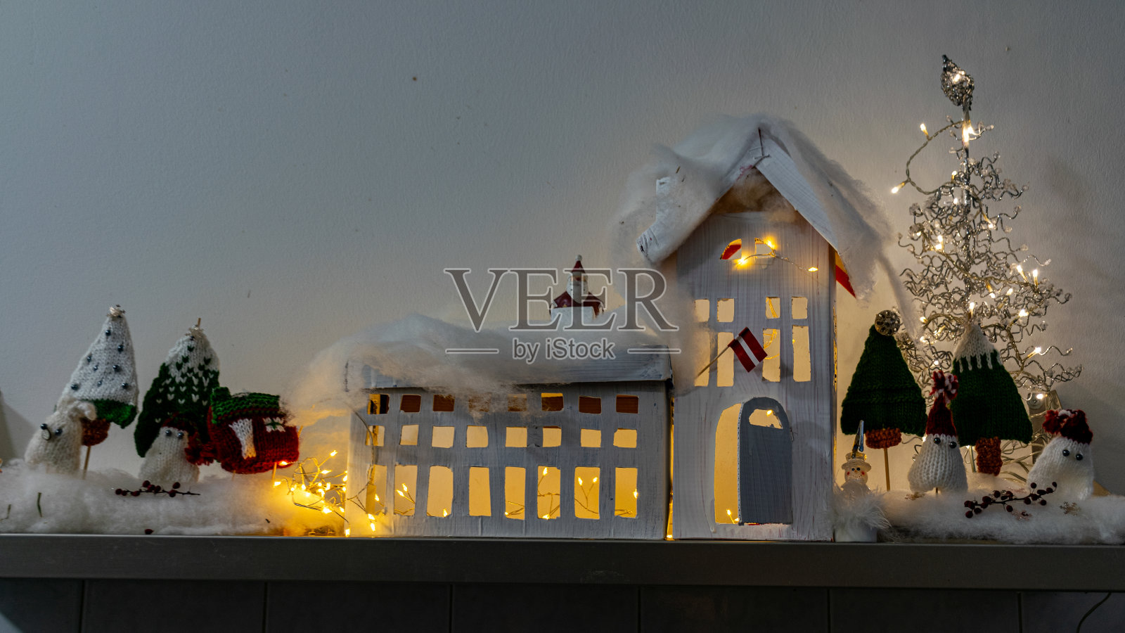 圣诞装饰，用纸板箱做成的房子，上面挂着一串串的灯照片摄影图片