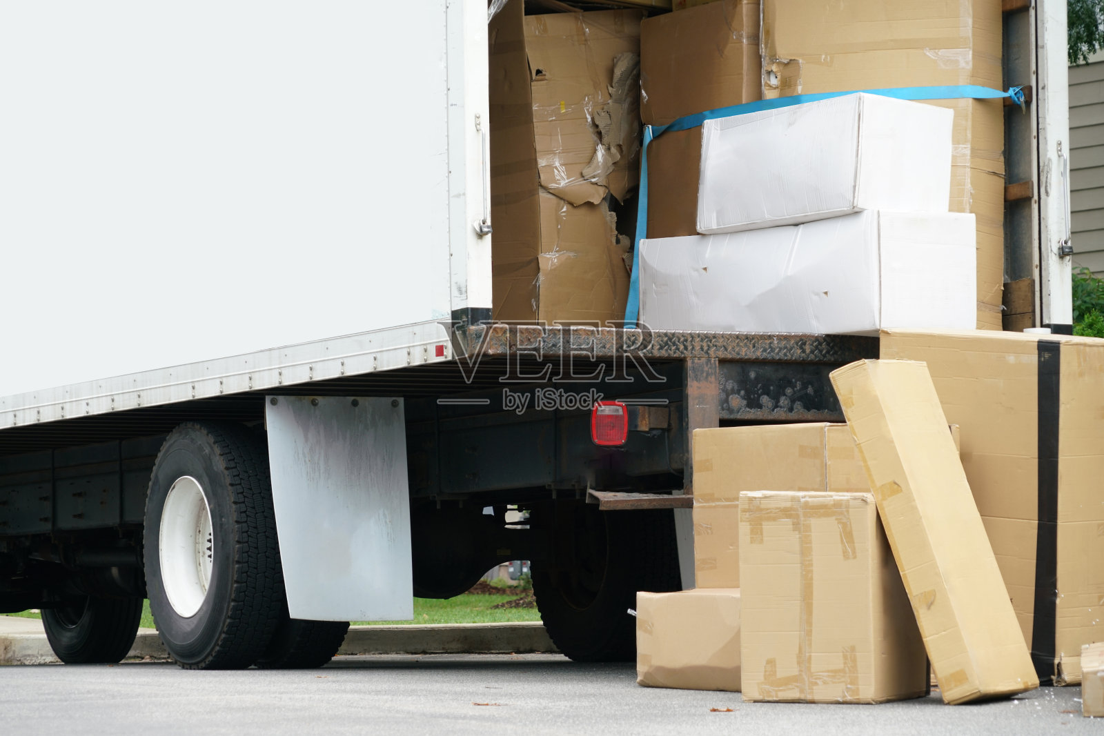 近距离观察装在纸板箱里的卡车快递包裹照片摄影图片