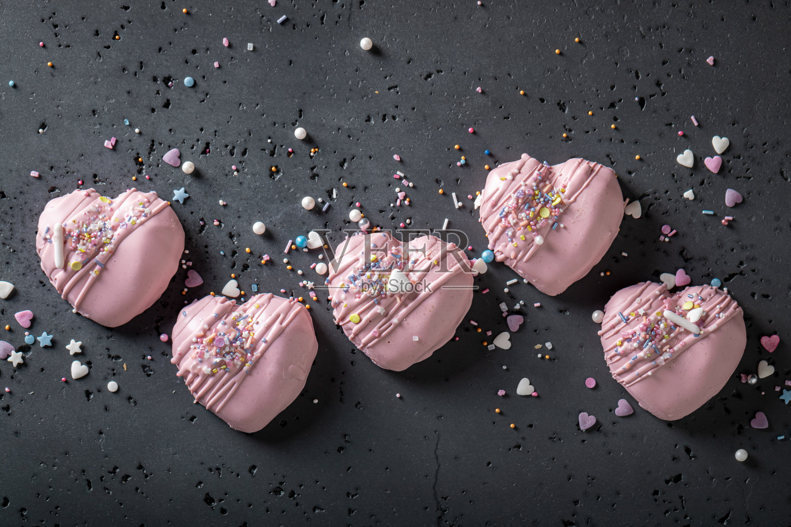 甜蜜的自制单份，作为情人节的特别小吃。照片摄影图片