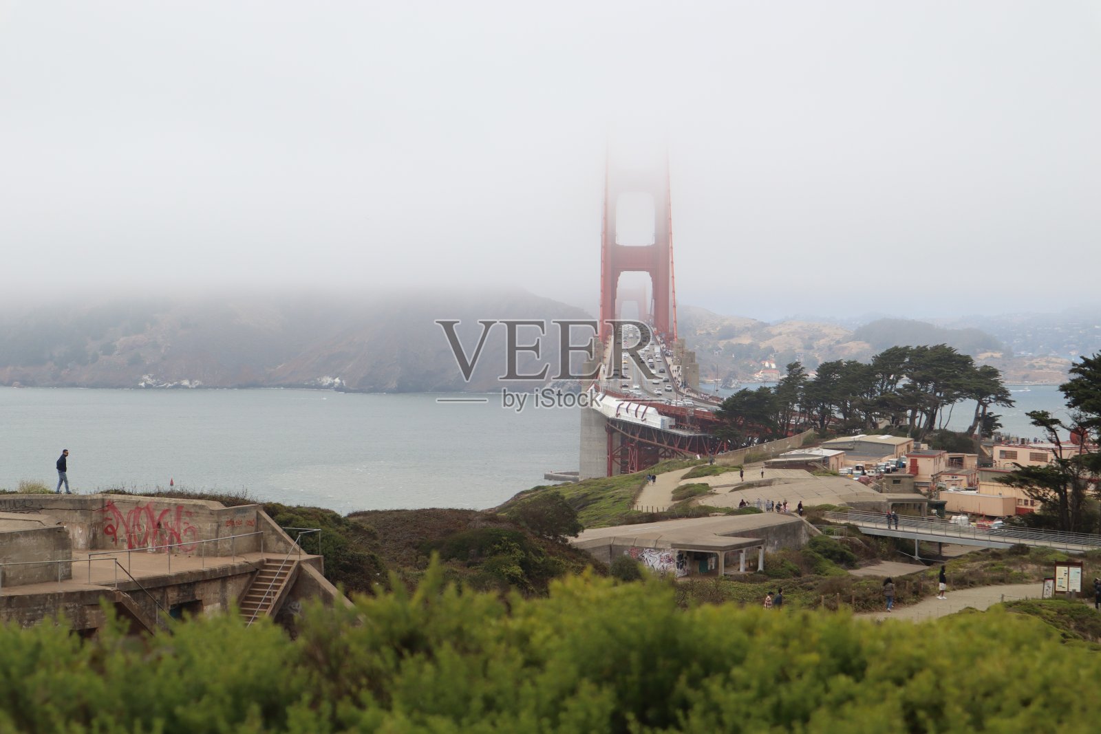 雾蒙蒙的金色照片摄影图片