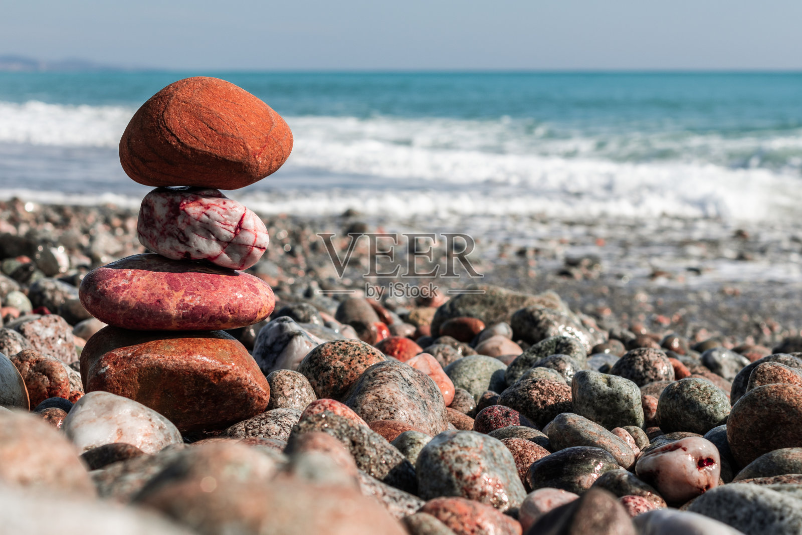 海滩上的石柱照片摄影图片