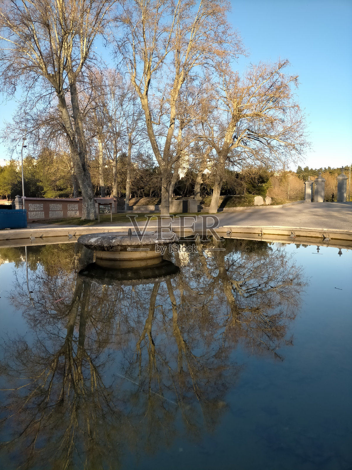 反射黄昏:池塘上宁静的日落照片摄影图片