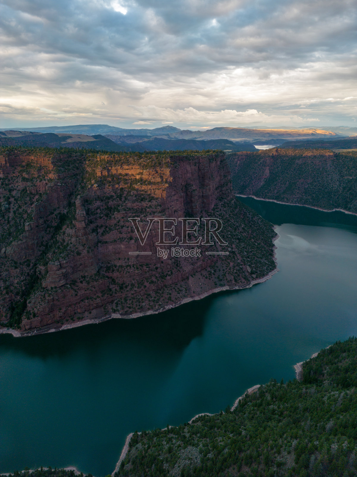 火焰峡谷附近的绿河航拍照片照片摄影图片
