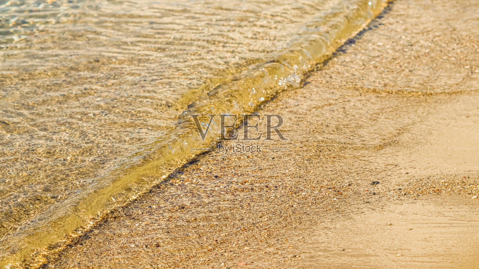 海浪在沙滩上流动。暑假背景照片摄影图片