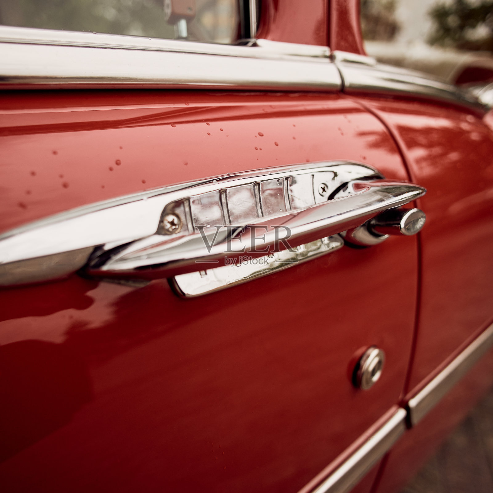 红色老爷车，镀铬门把手照片摄影图片
