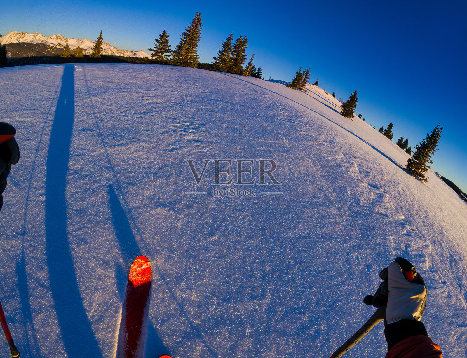 穷乡僻壤滑雪者剥皮山脊POV照片摄影图片