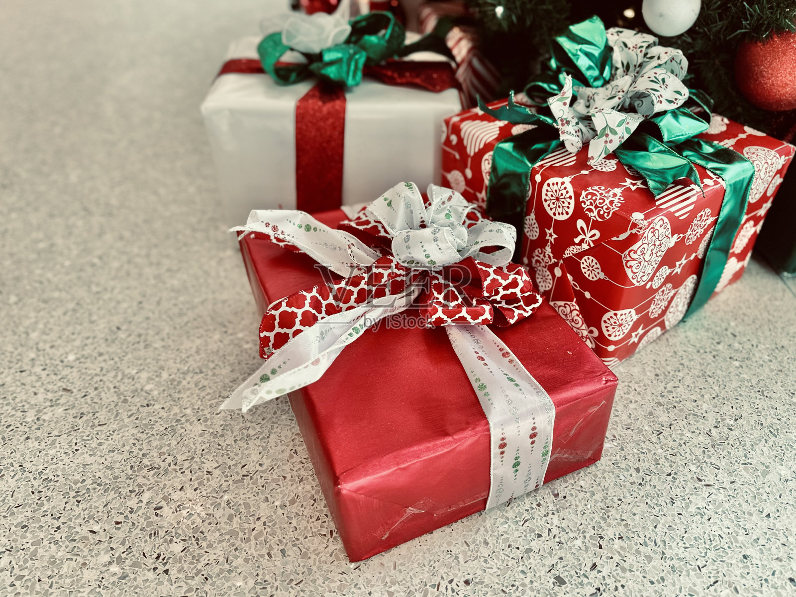 圣诞礼物包在树下照片摄影图片