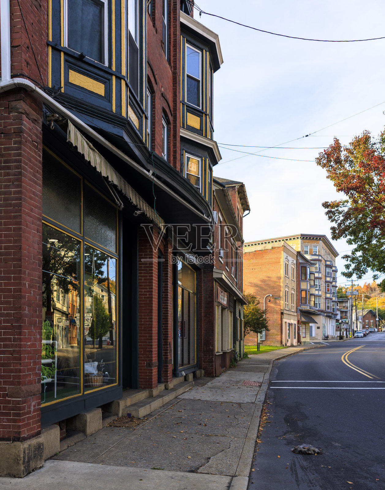 宾夕法尼亚州班戈市百老汇大街上的商店橱窗一字排开照片摄影图片