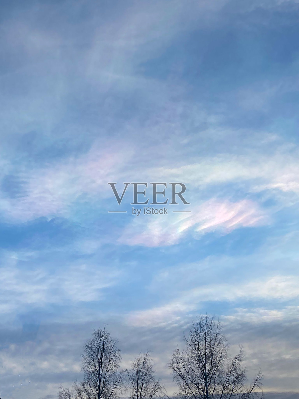 珍珠云、银色云或中间层云。照片摄影图片