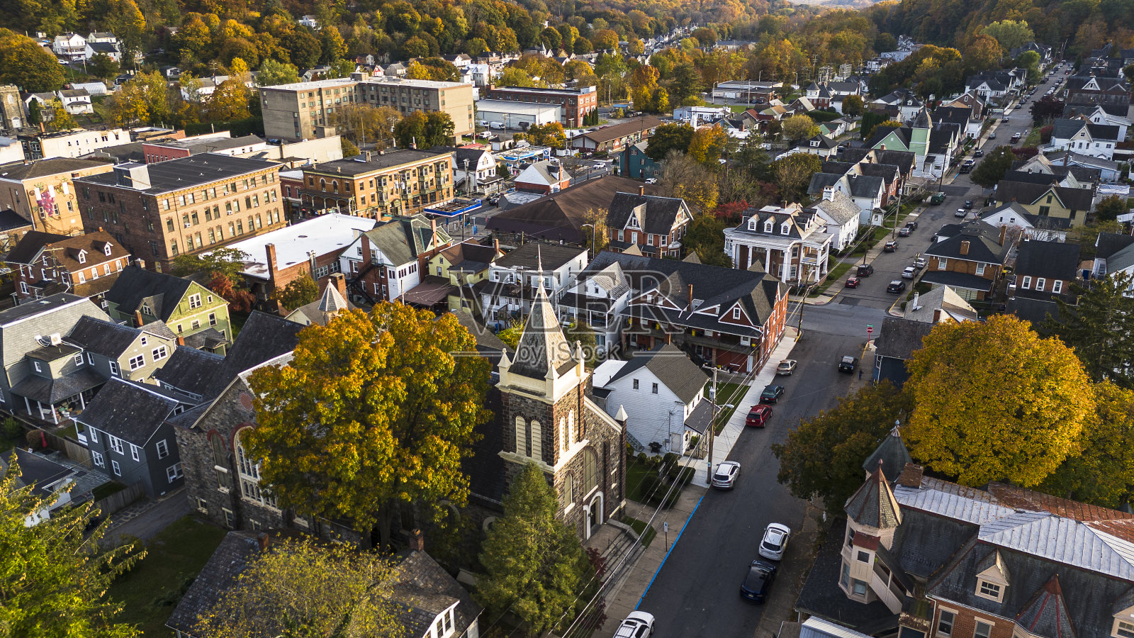 第一联合卫理公会教堂矗立在宾夕法尼亚州班戈市的公共道路上照片摄影图片