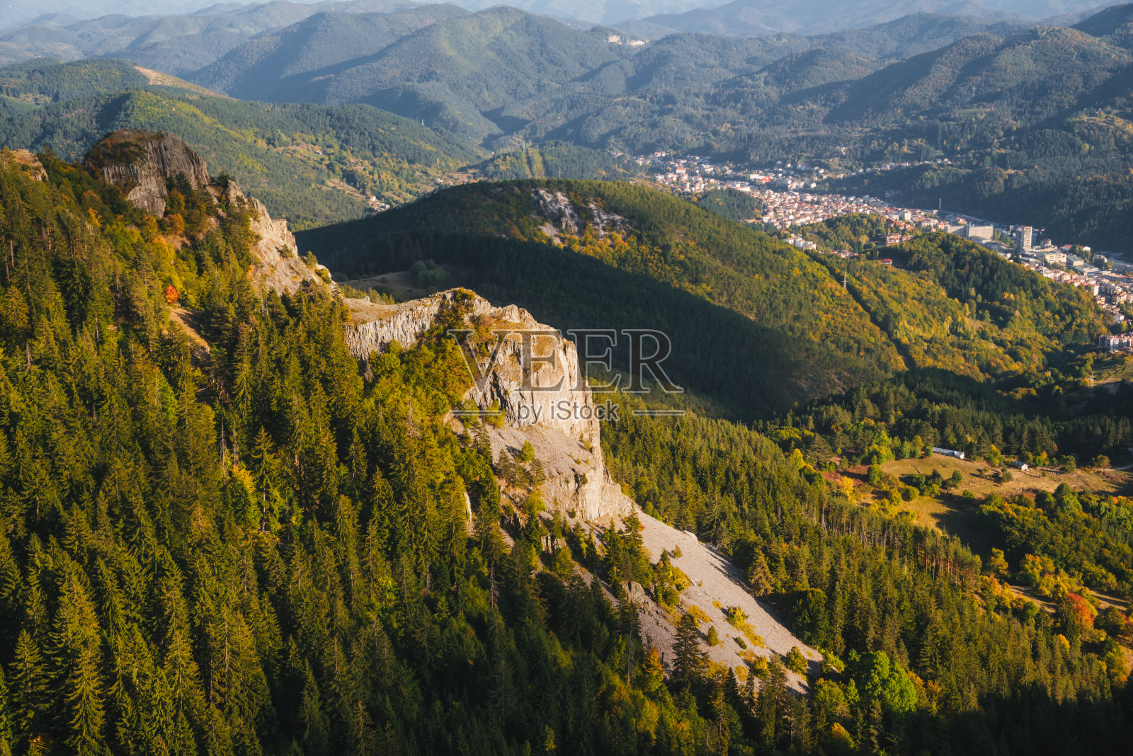 美丽的乡村壁纸-秋天的保加利亚乡村。照片摄影图片