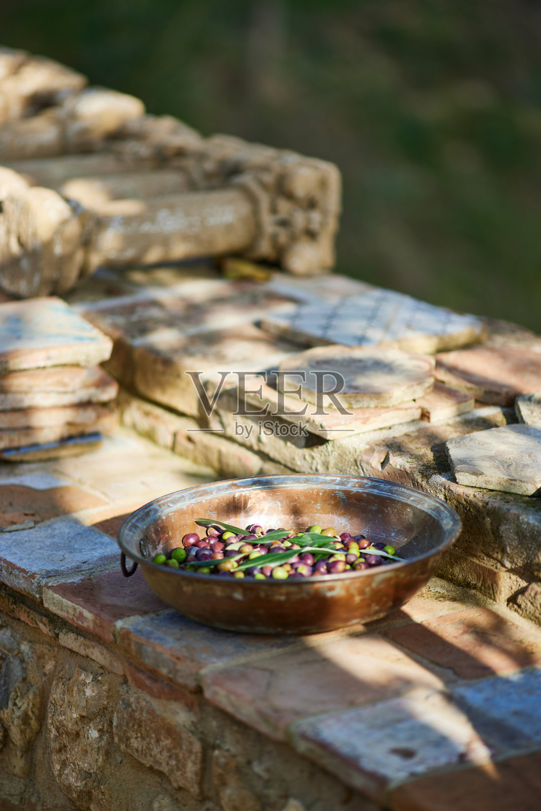 有机橄榄果实在容器中保存在挡土墙上照片摄影图片