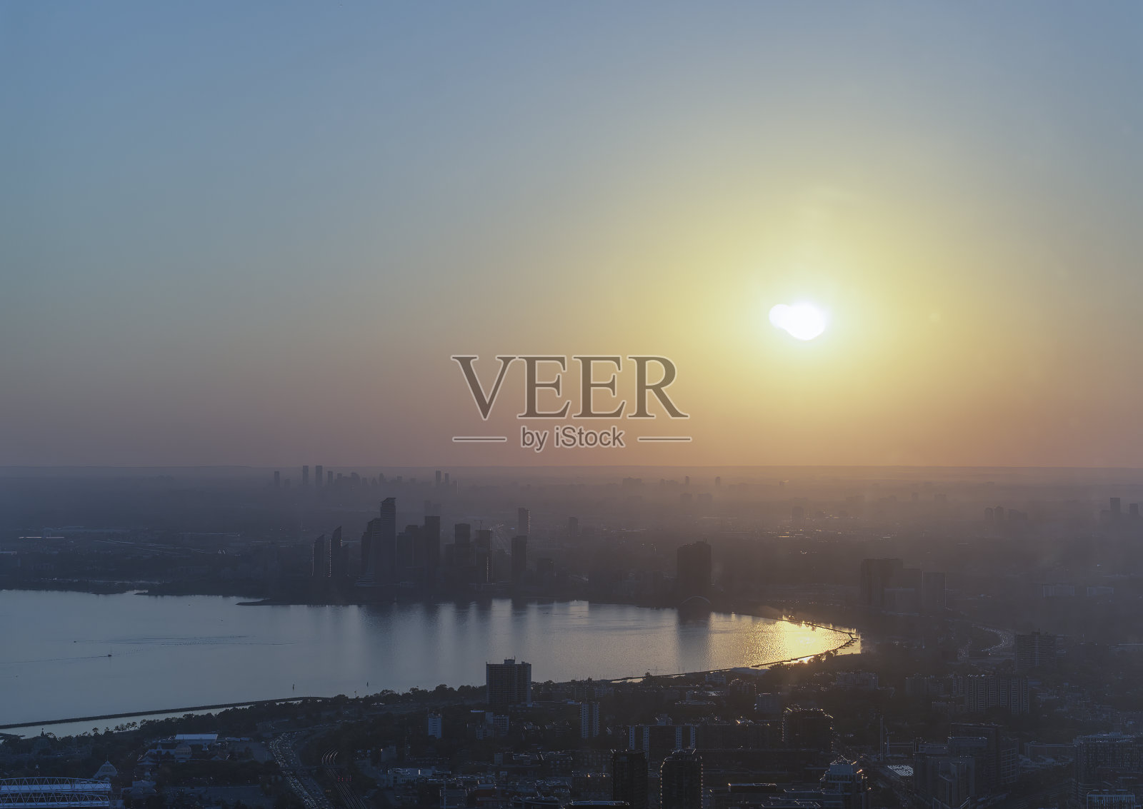 从多伦多看安大略湖的日落照片摄影图片