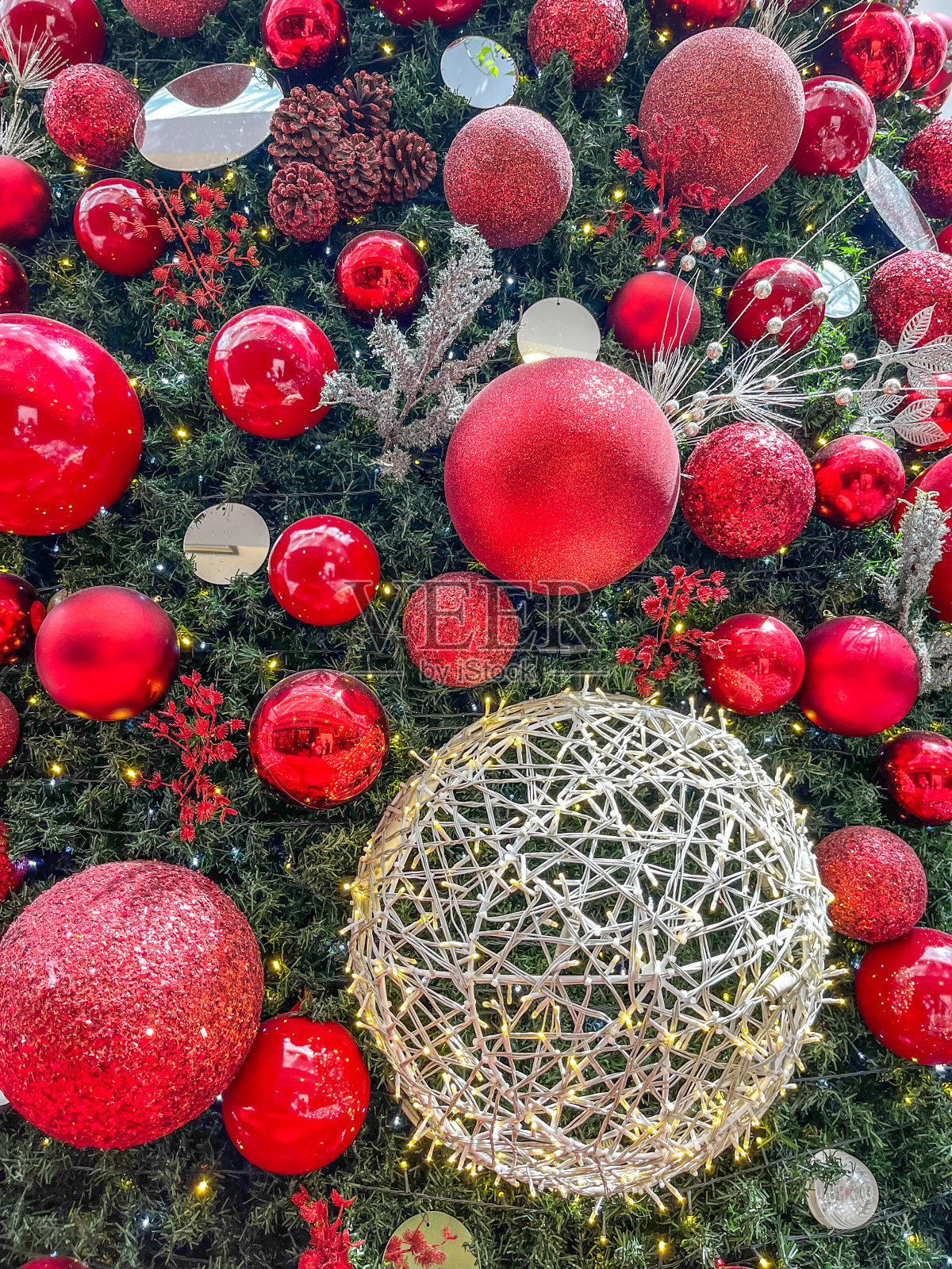 圣诞装饰，红色和银色的小玩意照片摄影图片