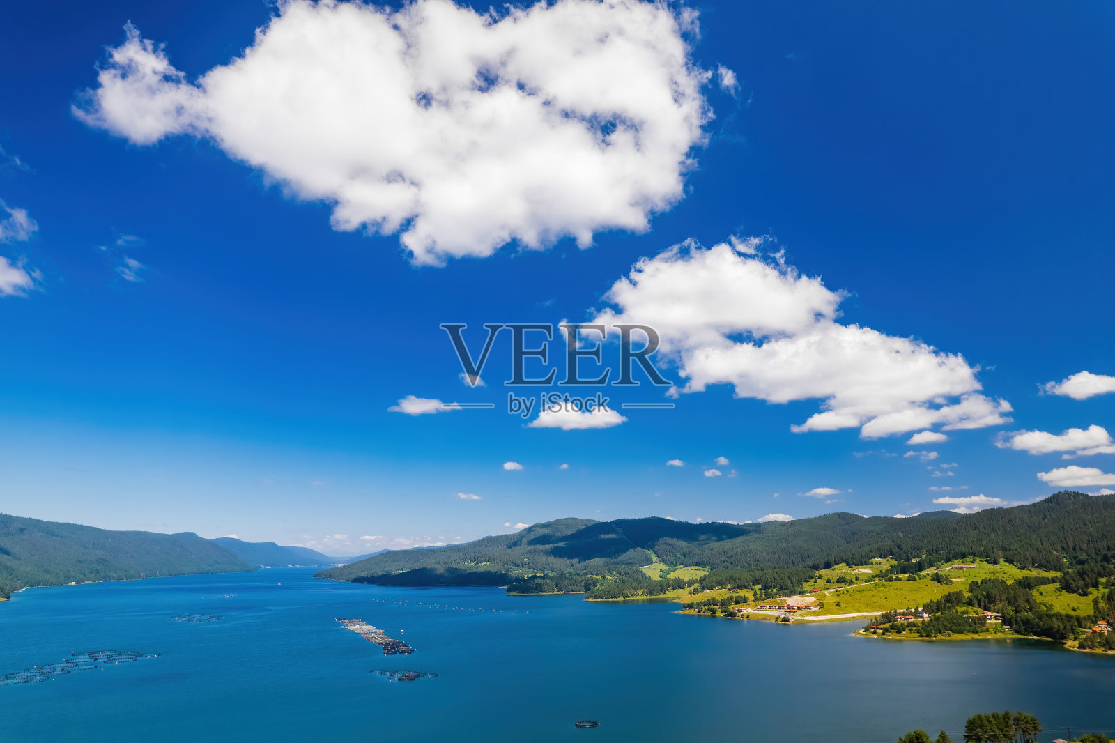 罗多比山脉多斯贝特大坝的夏季景观照片摄影图片