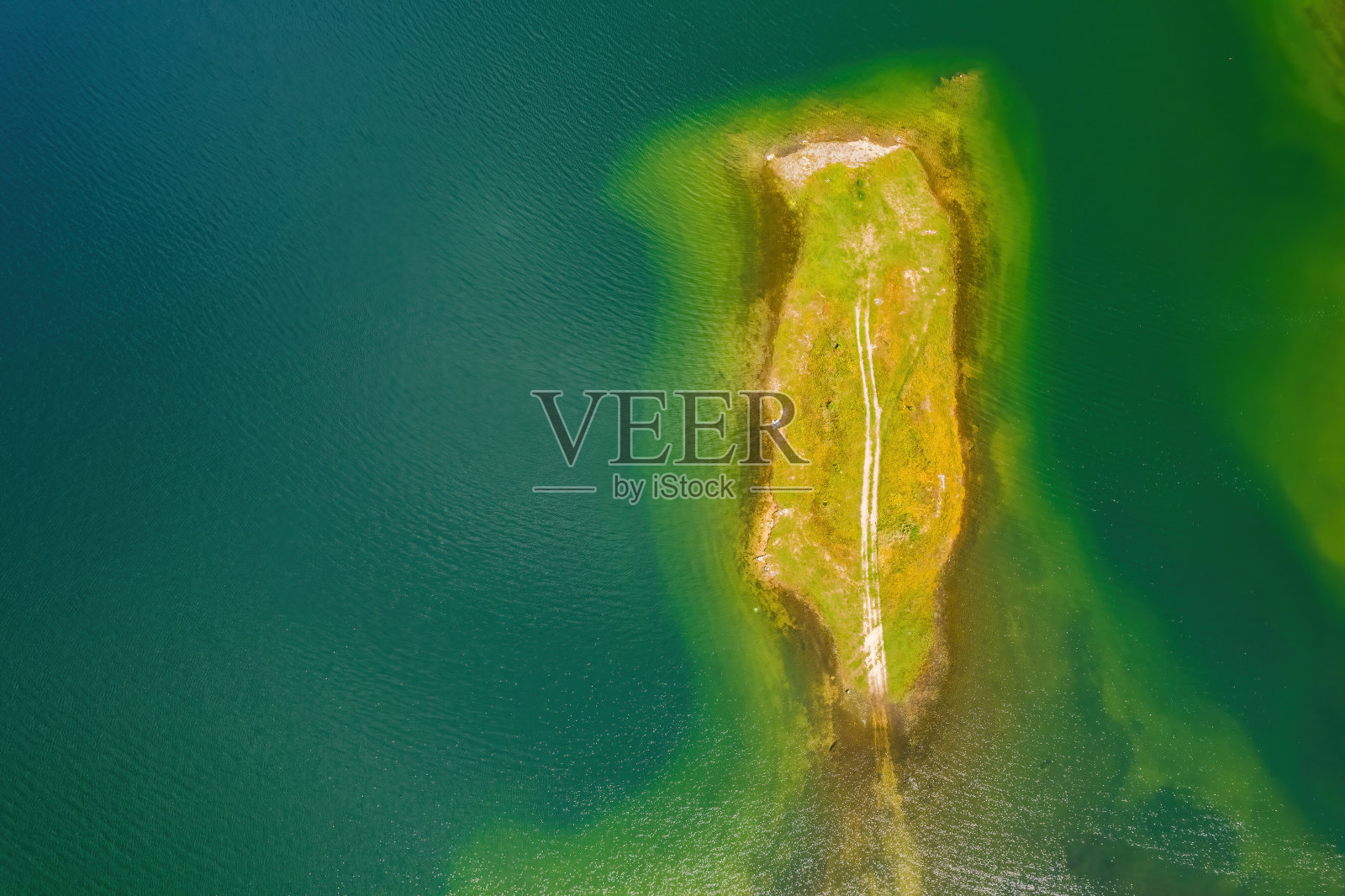 罗多比山脉多斯贝特大坝的夏季景观照片摄影图片