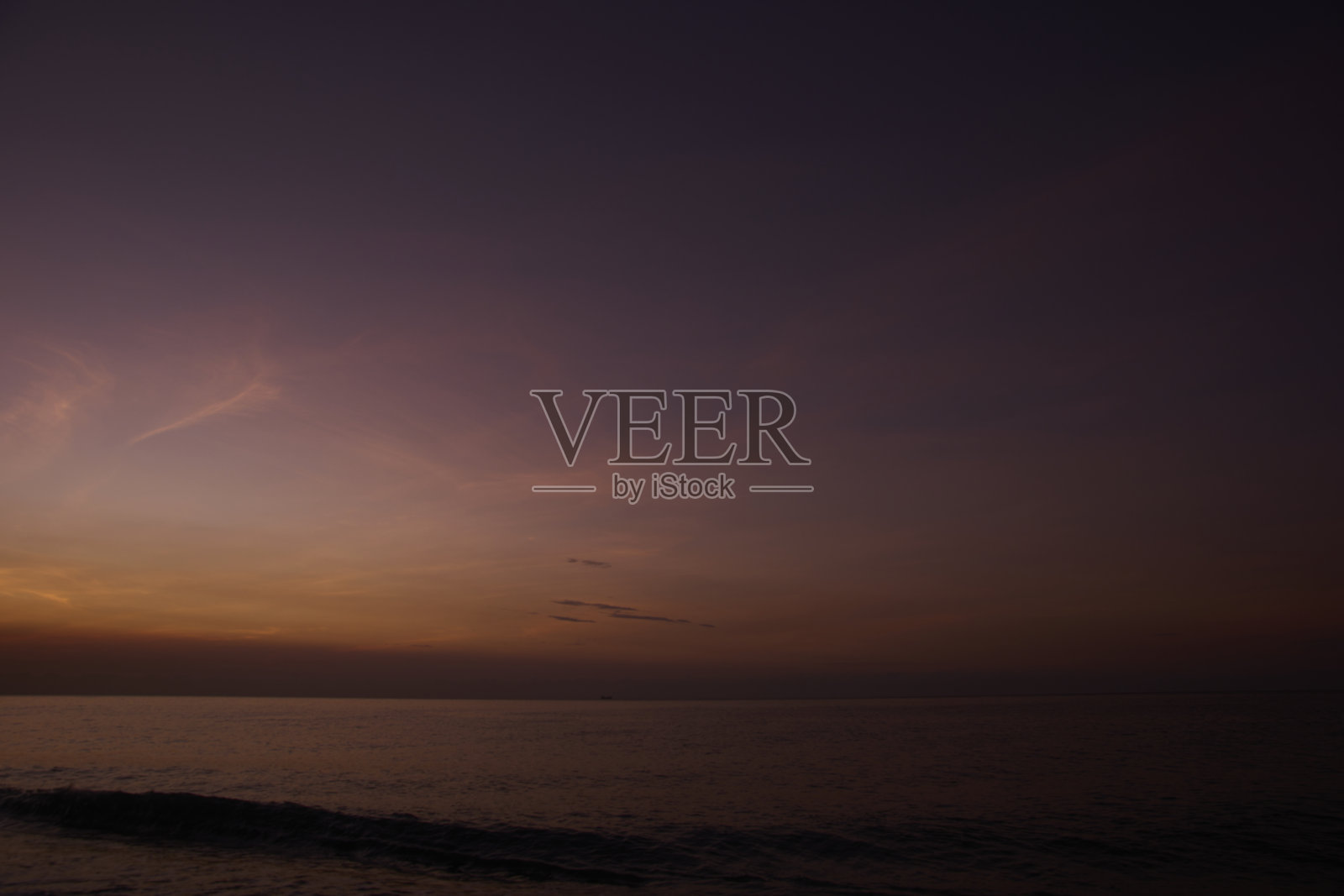 蓝蓝的天空中，云引人注目。多层云从远处看是由黑云和白云组成的。照片摄影图片