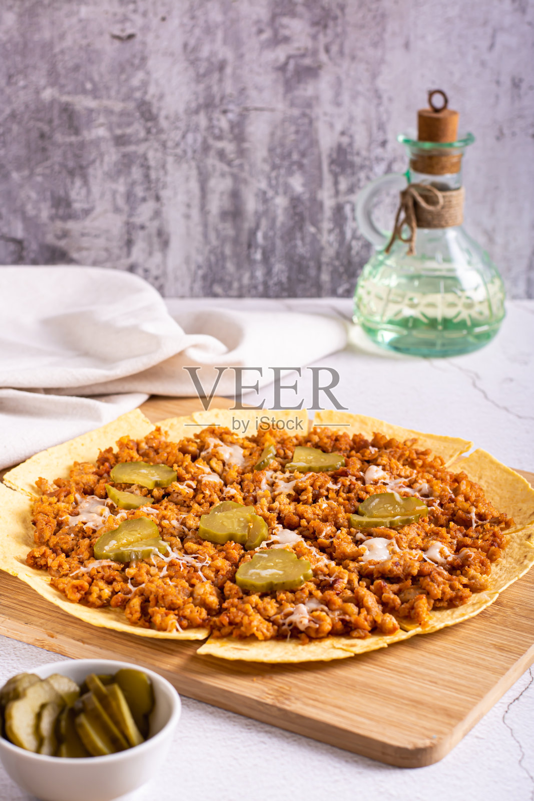 粉碎汉堡玉米饼与腌黄瓜和奶酪在船上垂直视图照片摄影图片